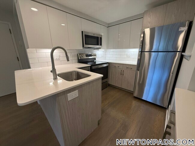 Foto del edificio - 320 Hammond Pond Pkwy