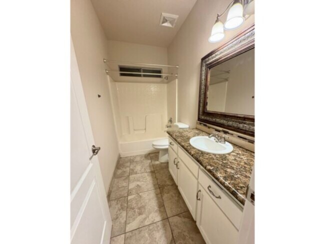 Foto del edificio - New price !Dont miss this open concept, big kithen with fresh paint and flooring