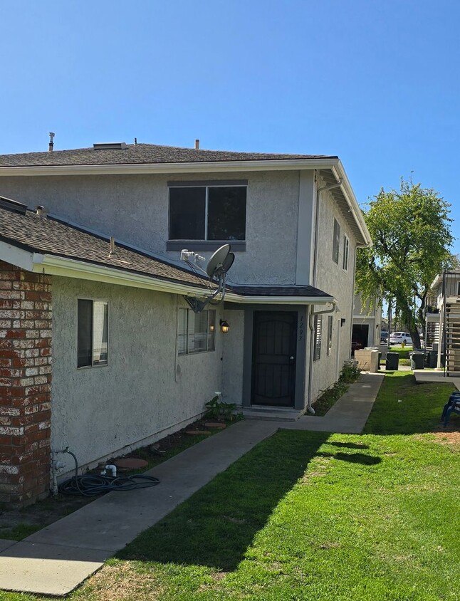 Primary Photo - 2+1 Ventura Townhouse