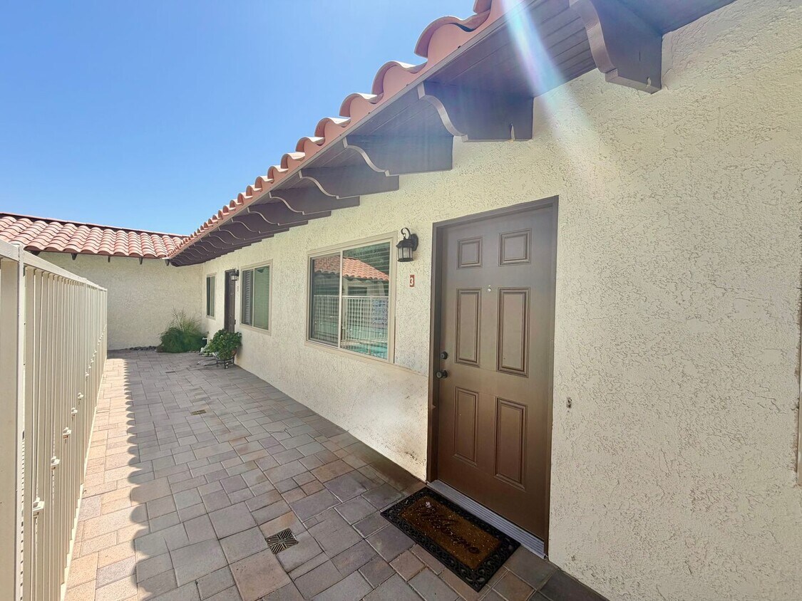 Foto del edificio - COMING SOON!! 2 Bedroom 1 Bathroom apartment in Palm Springs!