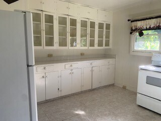 Foto del edificio - 3 BED 1 BATH BIG YARD  WITH CARPORT KANEOHE