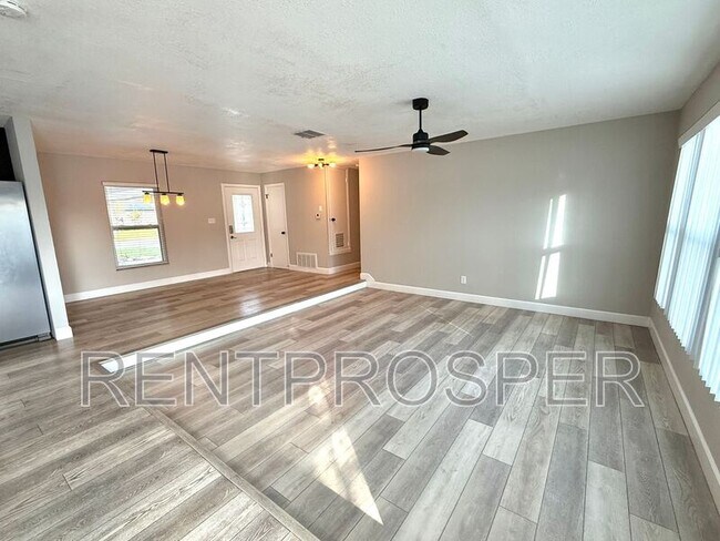 Photo - 376 Imperial Dr House