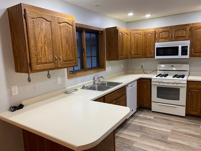 Building Photo - 4407-4409 Forest Valley Rd