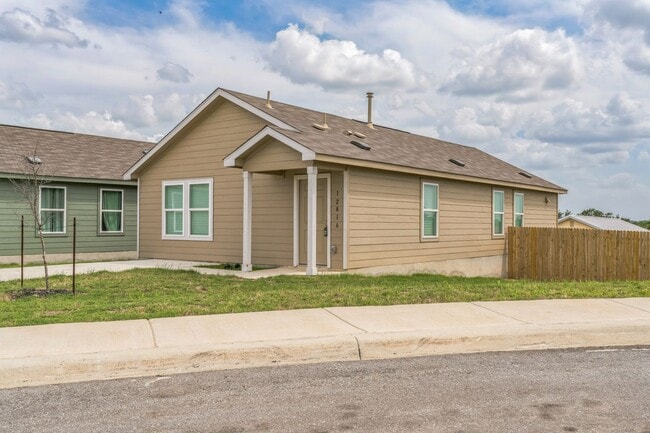 Building Photo - Newer Home in St. Hedwig with Full Applian...
