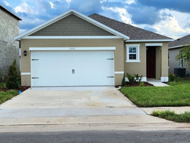 Building Photo - 2306 Brassie Dr