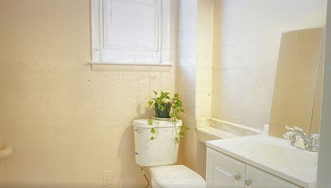 Bathroom - 46 Howard St