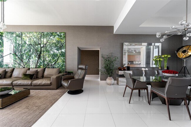 Building Photo - 15901 Collins Ave