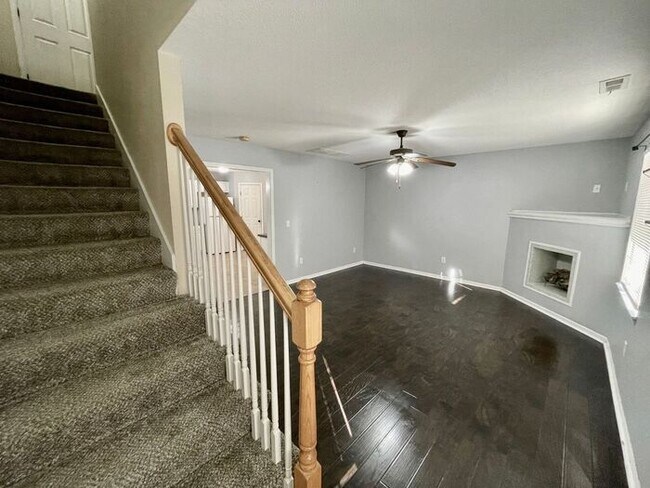 Building Photo - Adorable 3 Bedroom / 2.5 Bathroom in Grain...