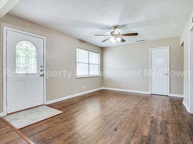 Building Photo - Charming 3-Bedroom Home with Spacious Yard...