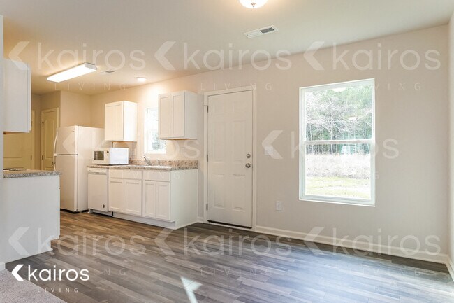 Building Photo - 104 Shamrock Dr SW