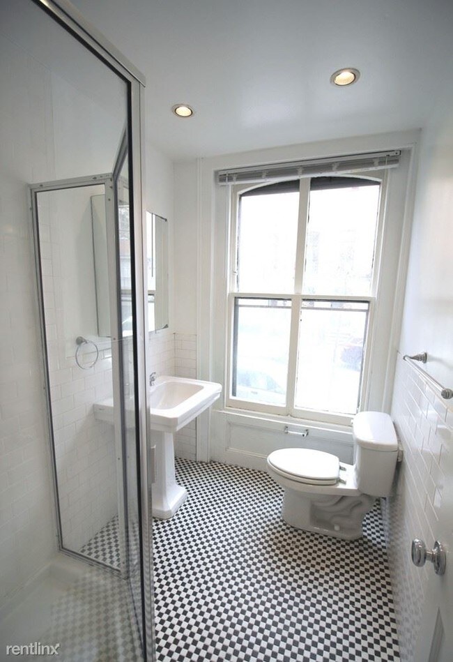 Building Photo - 128 E 10th St