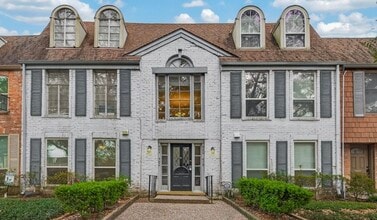 Building Photo - 482 N Post Oak Ln