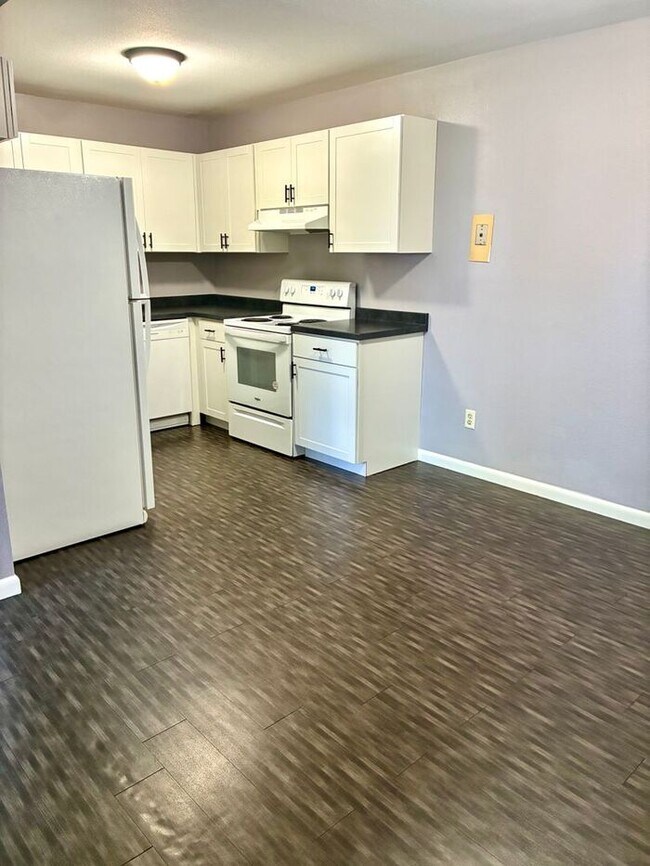 Foto del edificio - Great Two Bedroom, One Bath Apartments for Rent in East Loveland!  2 Weeks Free, Flexible lease t...