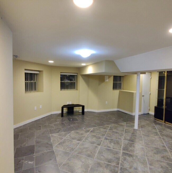 Building Photo - 2728 W Lunt Ave