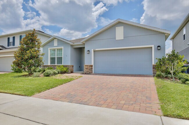 Foto del edificio - Lovely 3/2 Spacious Home with a Covered Pa...