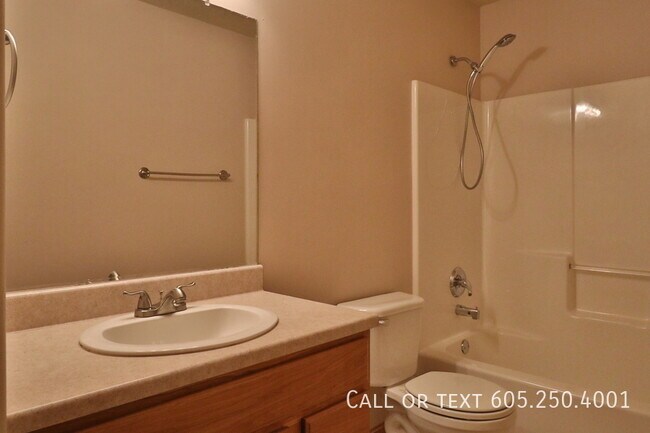 Foto del edificio - Huge 4 Bedroom 3 Bedroom + Office Twin Hom...