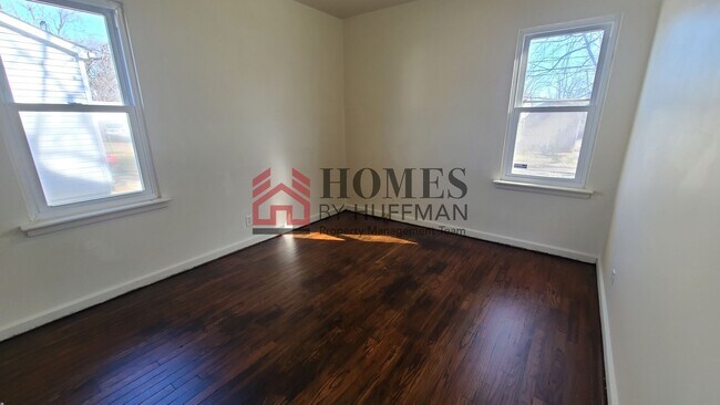 Building Photo - 3 Bedroom House | 1 Car Garage | Fenced Ba...