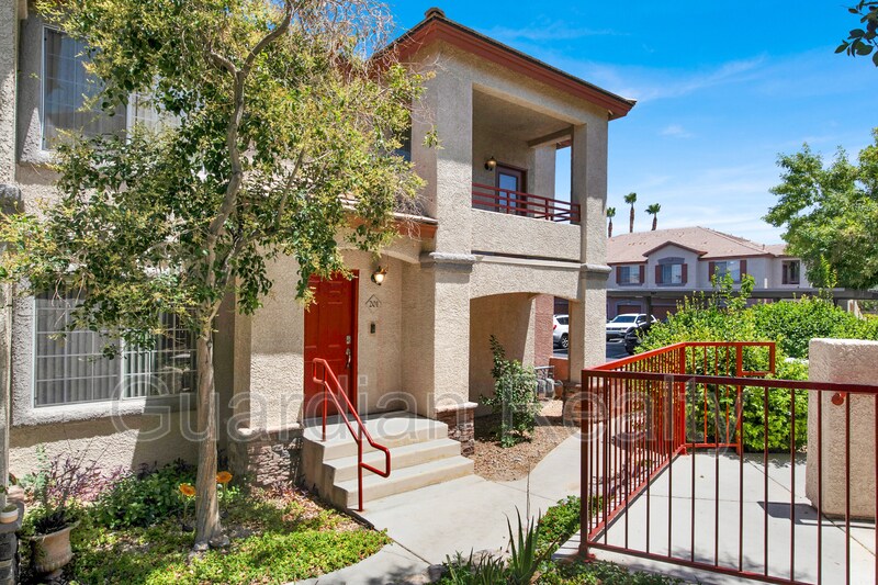 Foto principal - 10220 Penrith Ave