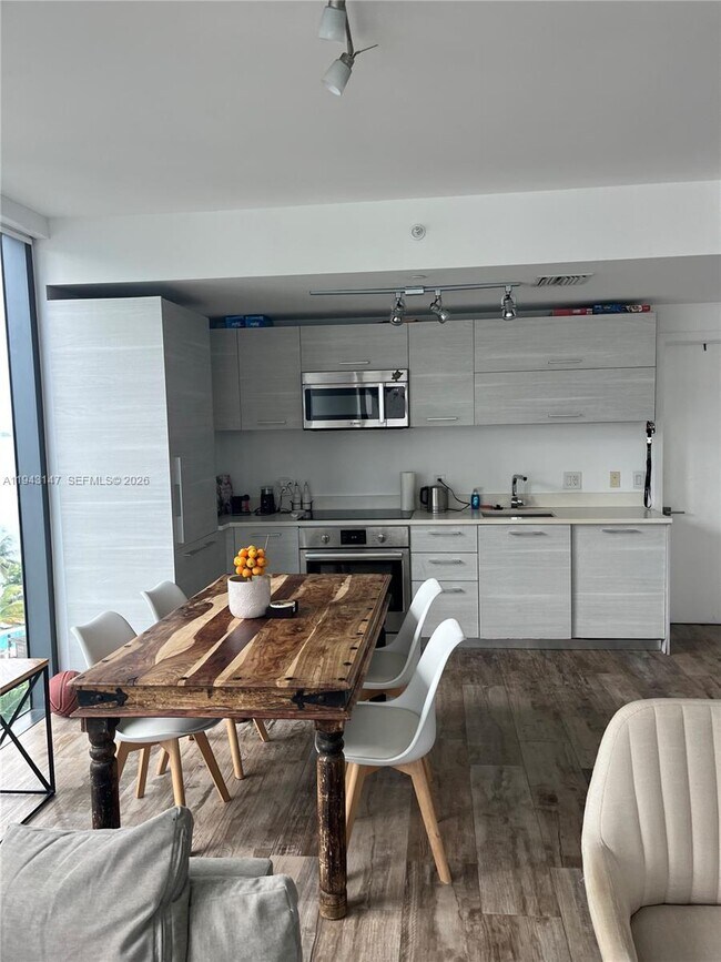 Foto del edificio - 650 NE 32nd St