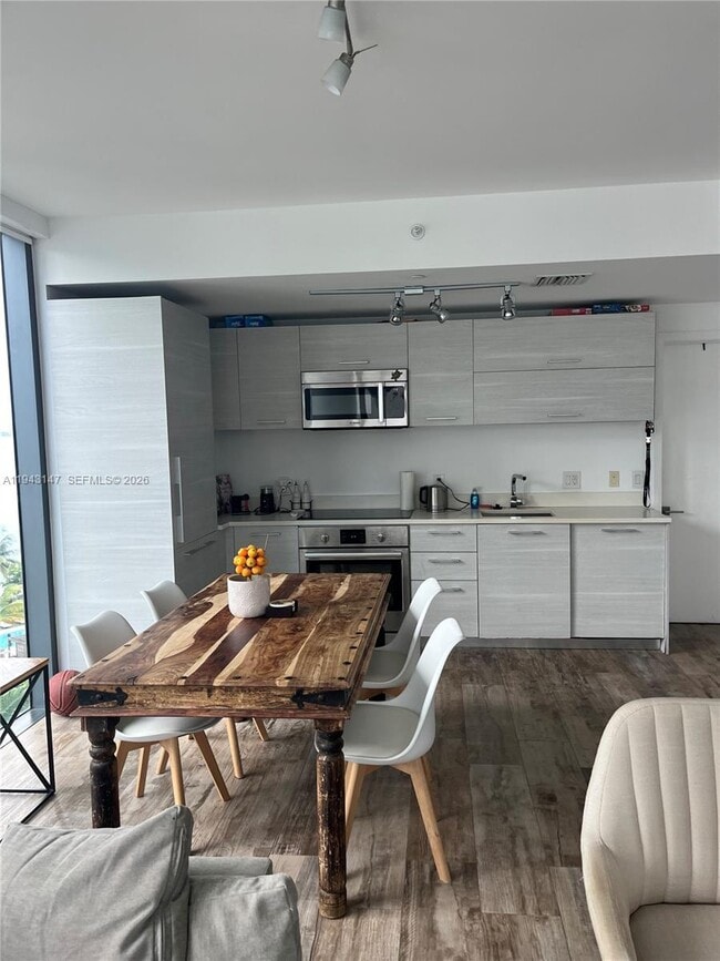 Building Photo - 650 NE 32nd St