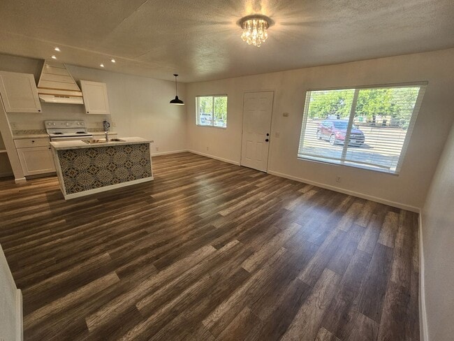 Building Photo - 2 Bedroom 1 Bath Apartment for Rent in Corning!