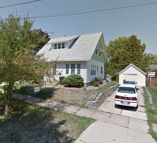 Building Photo - 609 W 10th