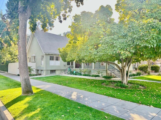Building Photo - 4 br, 2 bath House - 3562 E Kerckhoff Ave
