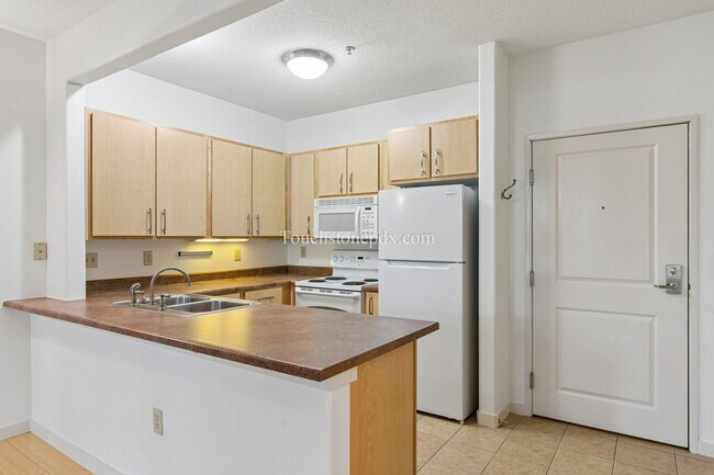 Foto del edificio - Private Gated Parking! 1 BD | 1 BA Condo in NE Portland