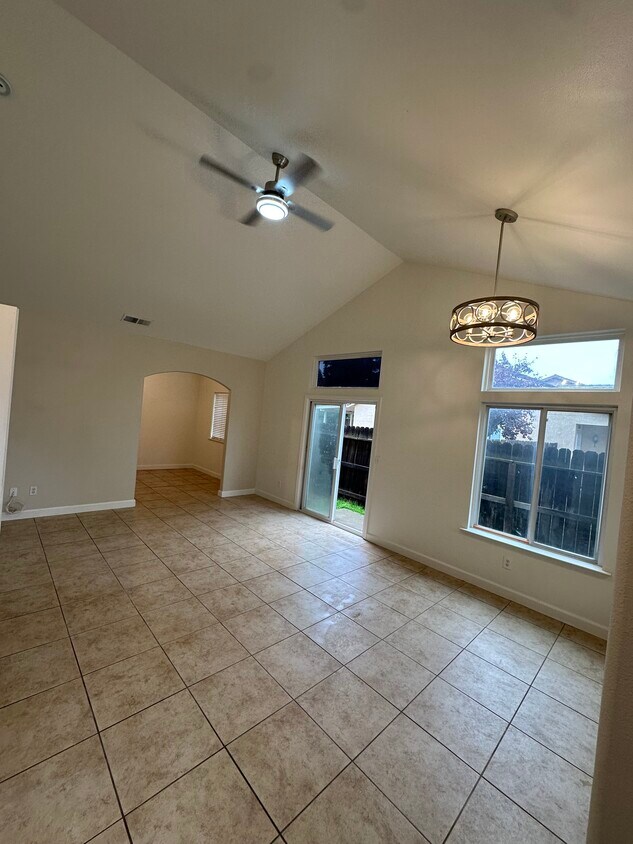 Foto del edificio - 5683 W Holland Ave
