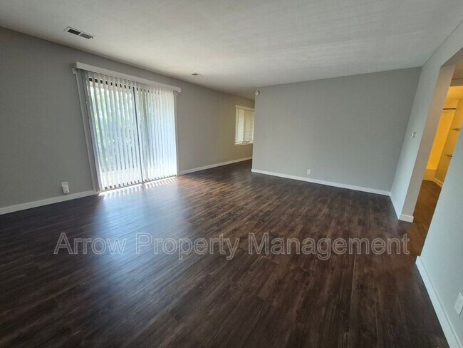 Building Photo - 440 Moffitt St