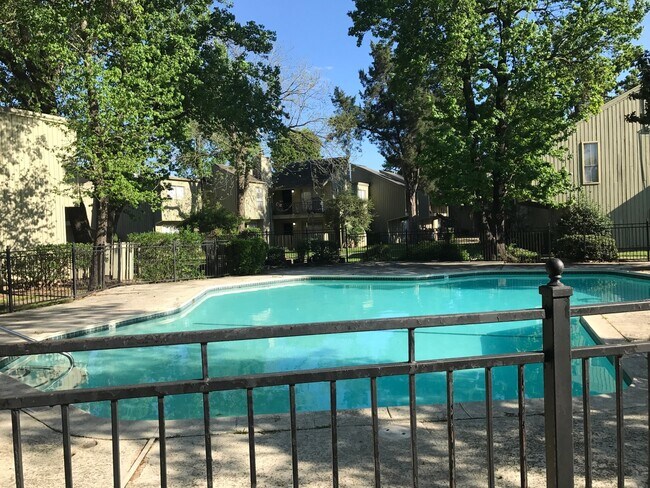 Foto del edificio - 2 Bed/2 Bath Condo - Spacious, Bright, Close to everything!