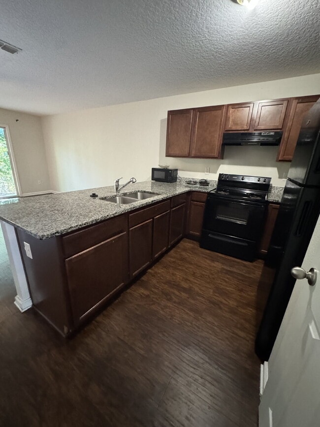 Building Photo - 4 bedroom 2.5 bath townhome with 1 car att...