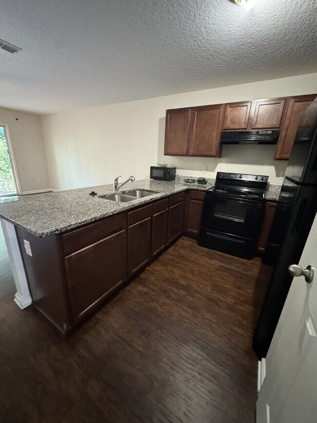 Foto del edificio - 4 bedroom 2.5 bath townhome with 1 car att...