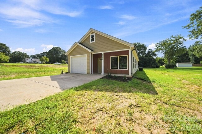 Building Photo - 1533 S Battleground Ave