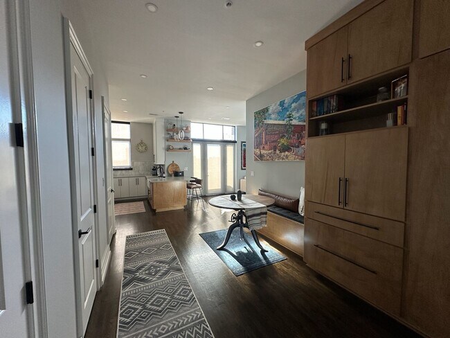 Foto del edificio - Beautiful 1 Bedroom 1.5 Bath Condo in down...