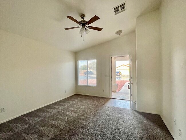 Building Photo - $650 OFF MOVE-IN COSTS!!! MOVE IN READY!