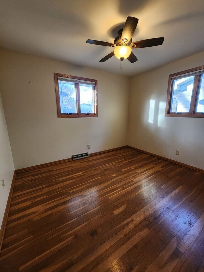 Building Photo - 3 bedroom 2 bath with garage