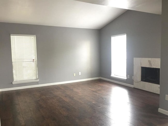 Building Photo - 2025 Augusta Dr