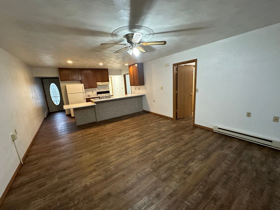 Primary Photo - 1072 Lakeshore Dr