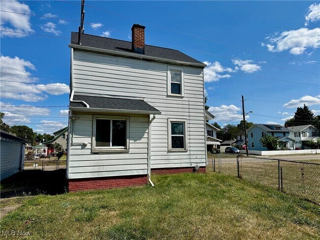 Foto del edificio - 323 Belden Ave NE