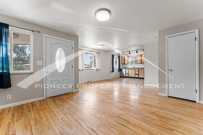 Foto del edificio - Charming Home with Washer/Dryer and Fenced...