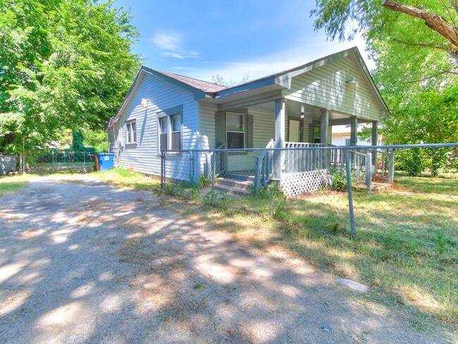 Building Photo - Adorable home in West Tulsa!