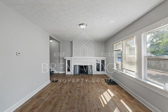 Photo - 601 N Oxford St House