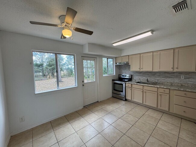 Building Photo - A Sun-Kissed Haven: 3-Bedroom Home with Room to Roam in Deltona!