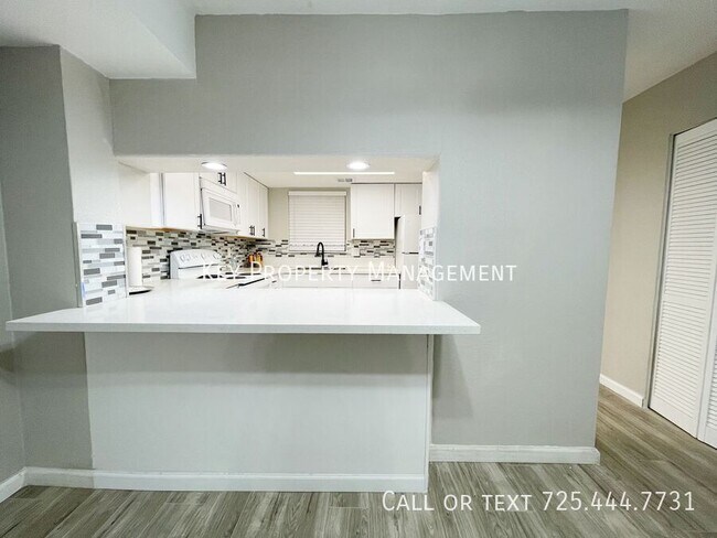 Building Photo - MODERN 2 BED, 1.5 BATH TOWNHOME LOCATED IN...