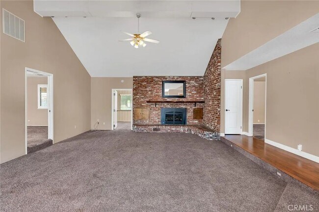 Building Photo - Chowchilla Beauty on Acreage