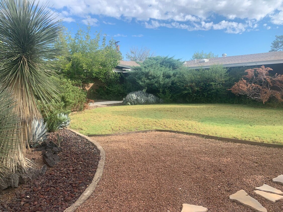 Primary Photo - 4 Bedroom, 4 Bath & swimming pool!