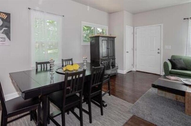 Foto del edificio - 906 Greenwood Ave NE