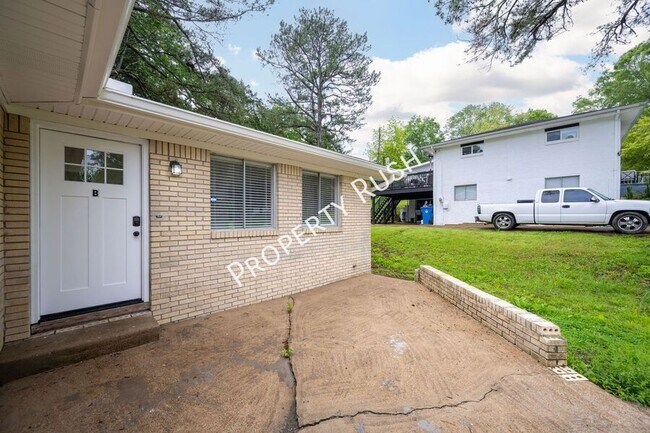 Foto del edificio - 7736 Holiday Hills Cir