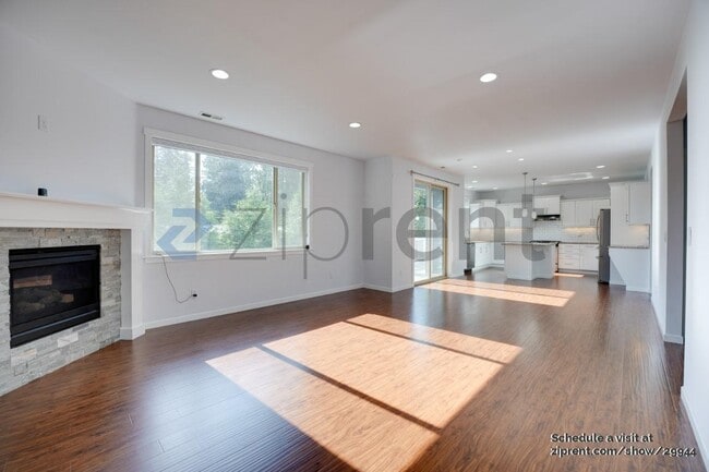 Building Photo - Unit
